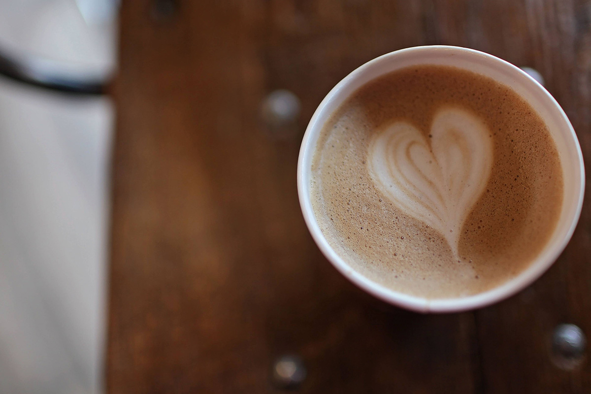 Mukillinen kahvia, jossa kerma muodostaa sydämen.