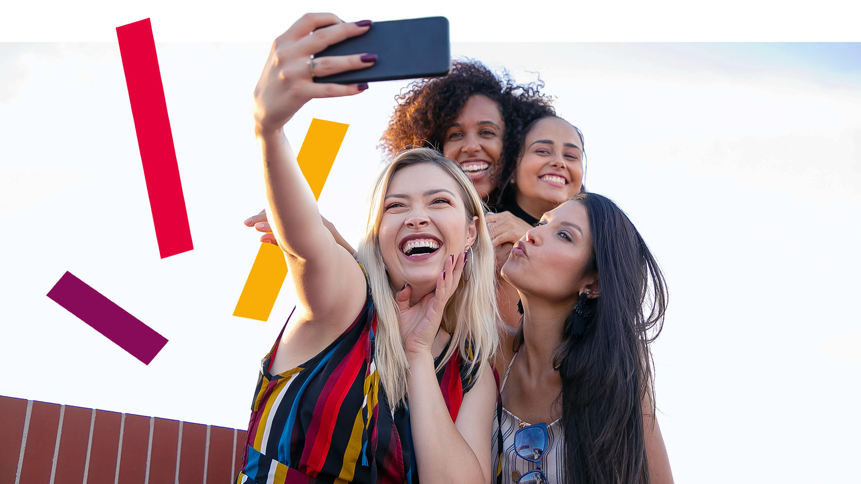Gruppe von Kolleginnen macht ein Selfie und genießt während einer Dienstreise das Reisekosten- und Spesenmanagement von SD Worx