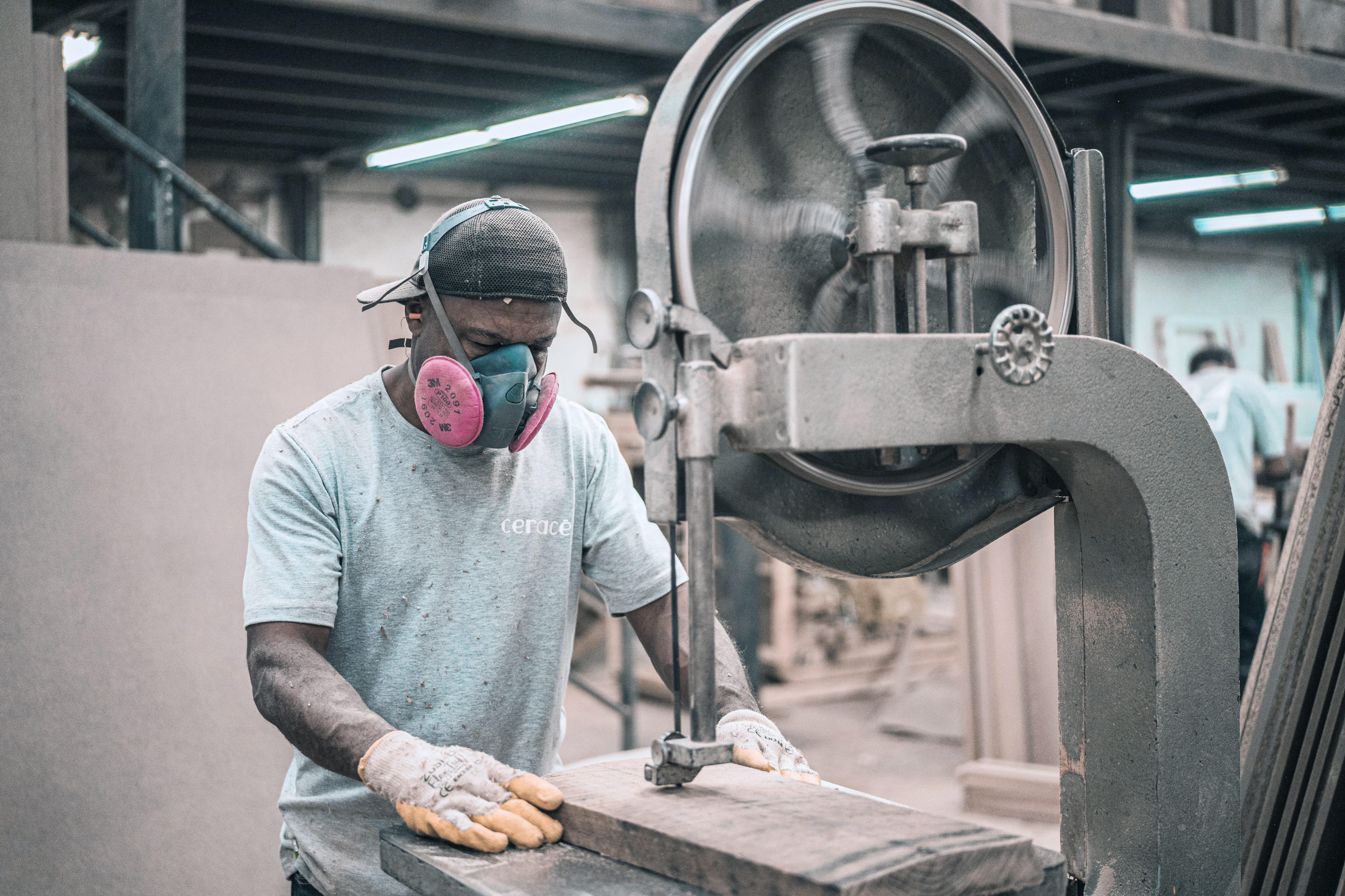 Mann während eines automatisierten Arbeitsablaufes in einer Fabrik